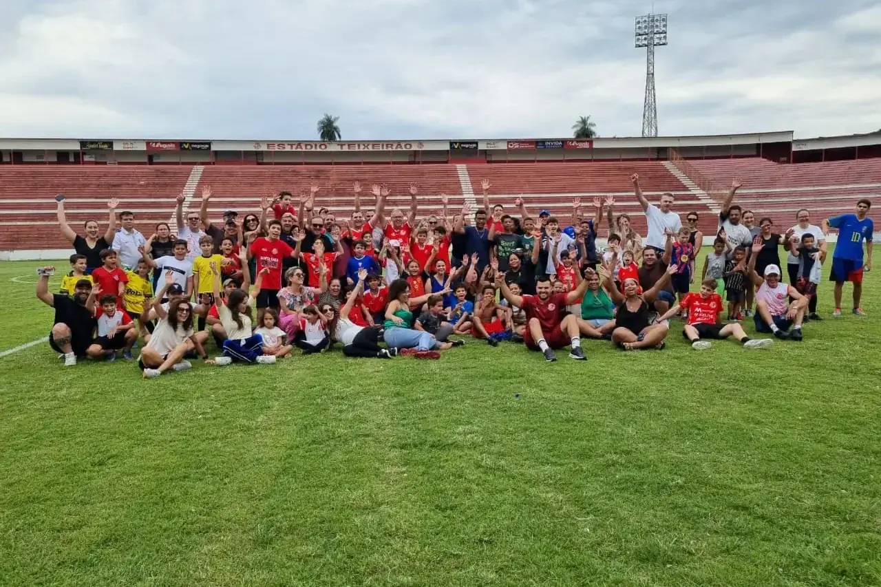 Dia das Crianças no Teixeirão reuniu 300 pessoas em ação do América FC