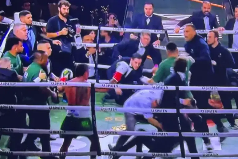 Confusão generalizada marcou luta entre Popó e Wanderlei Silva (Reprodução/TV Globo)
