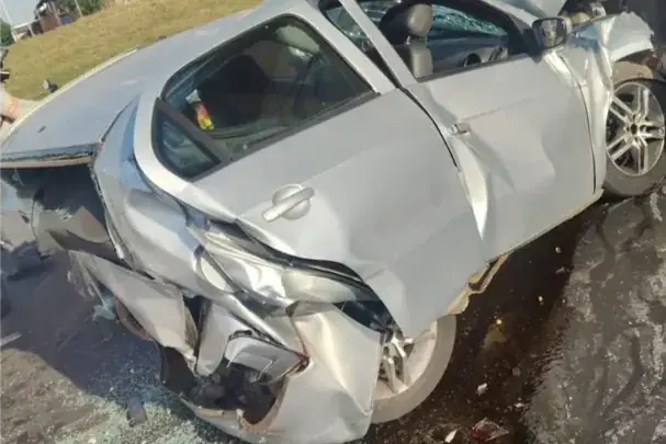 Carro foi prensado por dois caminhões na BR-153 (Colaboração/leitor)