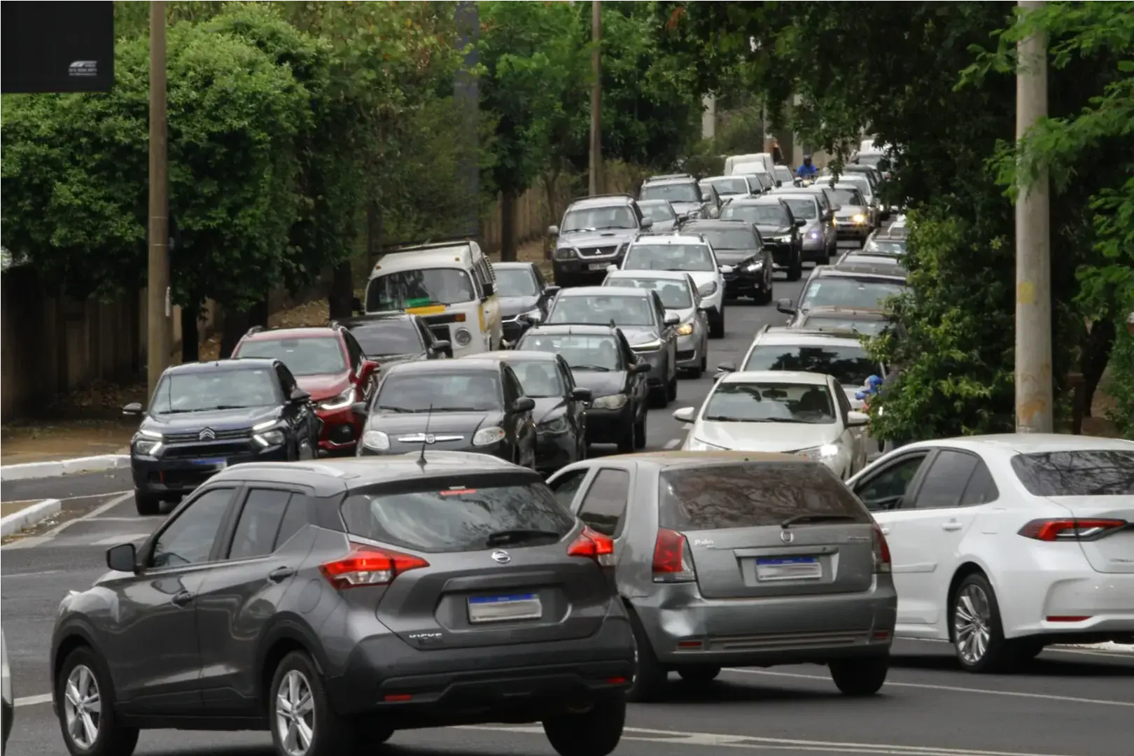 Esquina da avenida marginal Fernando Correa Pires e a Bady Bassitt, em Rio Preto: filas de carros todos os dias (Edvaldo Santos 10/10/2025)
