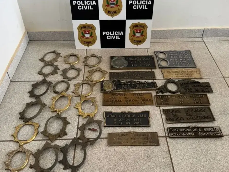 Placas e argolas recuperadas pela polícia (Polícia Civil)