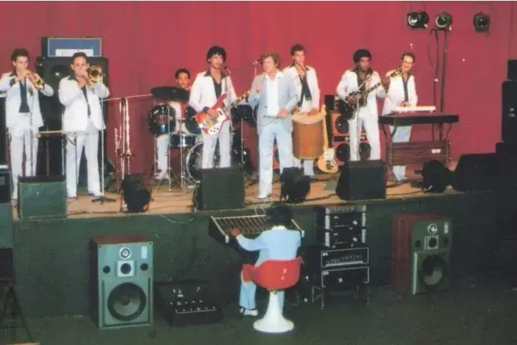 Banda Esfera Luminosa, com Pedro Lodi (Pascoal), Valter Lopes, Paulo Seixas, Adriano e Roberto, técnico som (Acervo Luizinho Ribeiro)