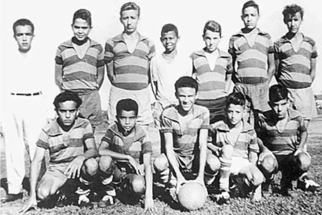 Grêmio - Raimundo, Reginaldo, João Luiz, Mirandinha, João Mazza, Afonso e Joaquim. João de Cayres, Jorge, Nilson, Reinaldo e Serginho (Acervo Celso Galo Moreira)