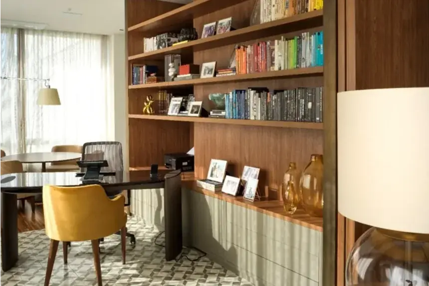 Estantes reconquistam espaço nos projetos de interiores (Rômulo Fialdini)