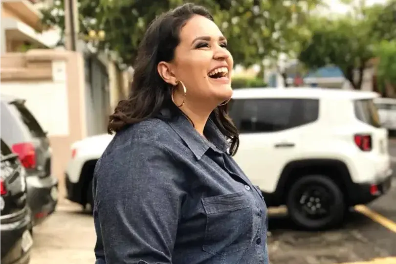 Janaína Alves, de 33 anos (foto), modelo, que convive com o sobrepeso desde a infância e aprendeu a ressignificar a cobrança social por um padrão esté (Arquivo Pessoal)
