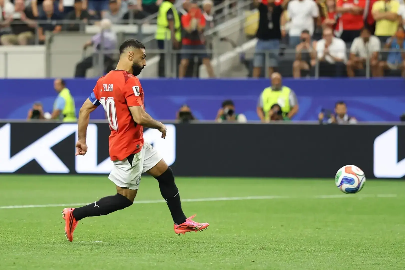 Mohamed Salah cobra pênalti de cavadinha; triunfo suado (Divulgação/Fifa)