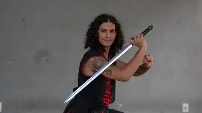 Rafael competirá na categoria Kati, com bastão; na foto, ele posa com uma espada (Divulgação)