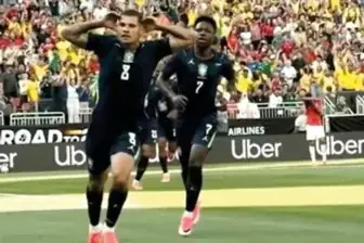 Bruno Guimarães comemora o primeiro gol do jogo (Reprodução)