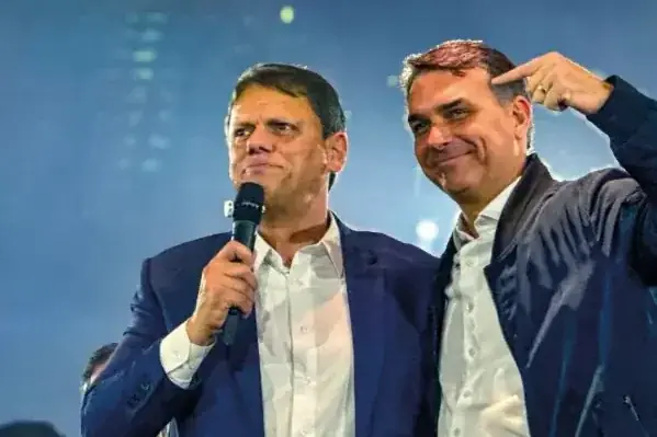 Tarcísio de Freitas, que tentará a reeleição, com Flávio Bolsonaro (Divulgação/Republicanos)