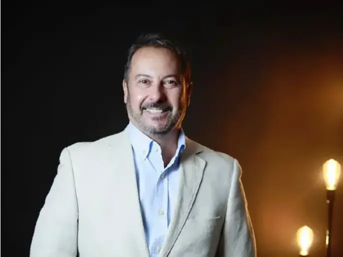 Dr. Júlio é reconhecido como pioneiro no uso de hormônios bioidênticos e polipeptídeos moduladores hormonais (Divulgação)