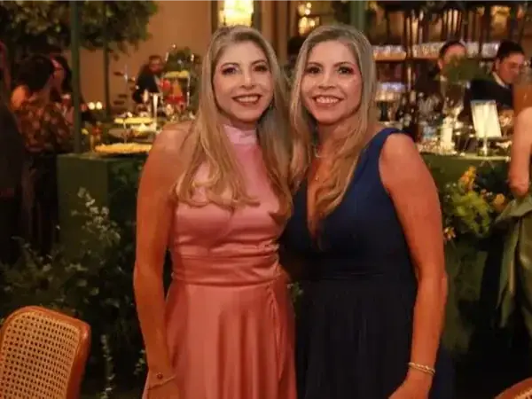 As gêmeas Adriana e Cássia Pereira em festa chique (Arnaldo Mussi)