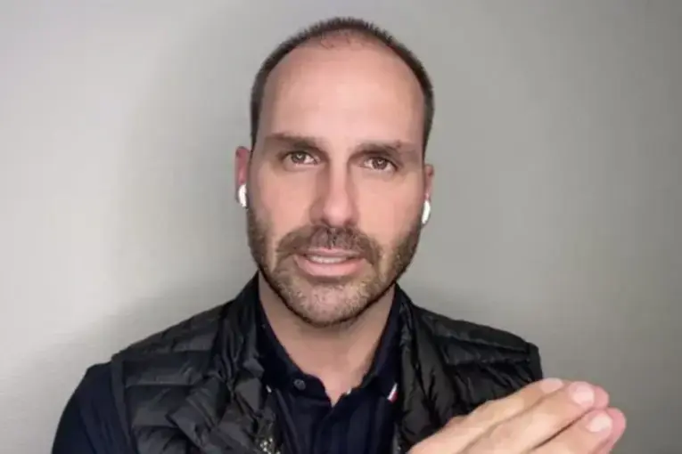 Eduardo Bolsonaro rebate críticas e diz viver ‘no exílio’