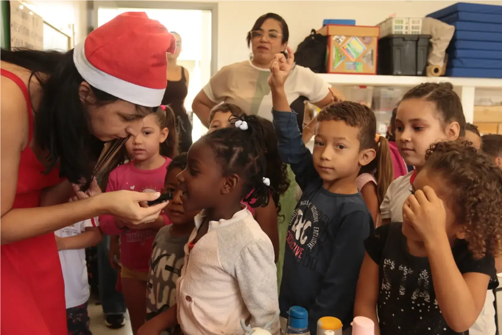 Repórter Joseane Teixeira com as crianças da escola municipal (Edvaldo Santos 13/11/2025)