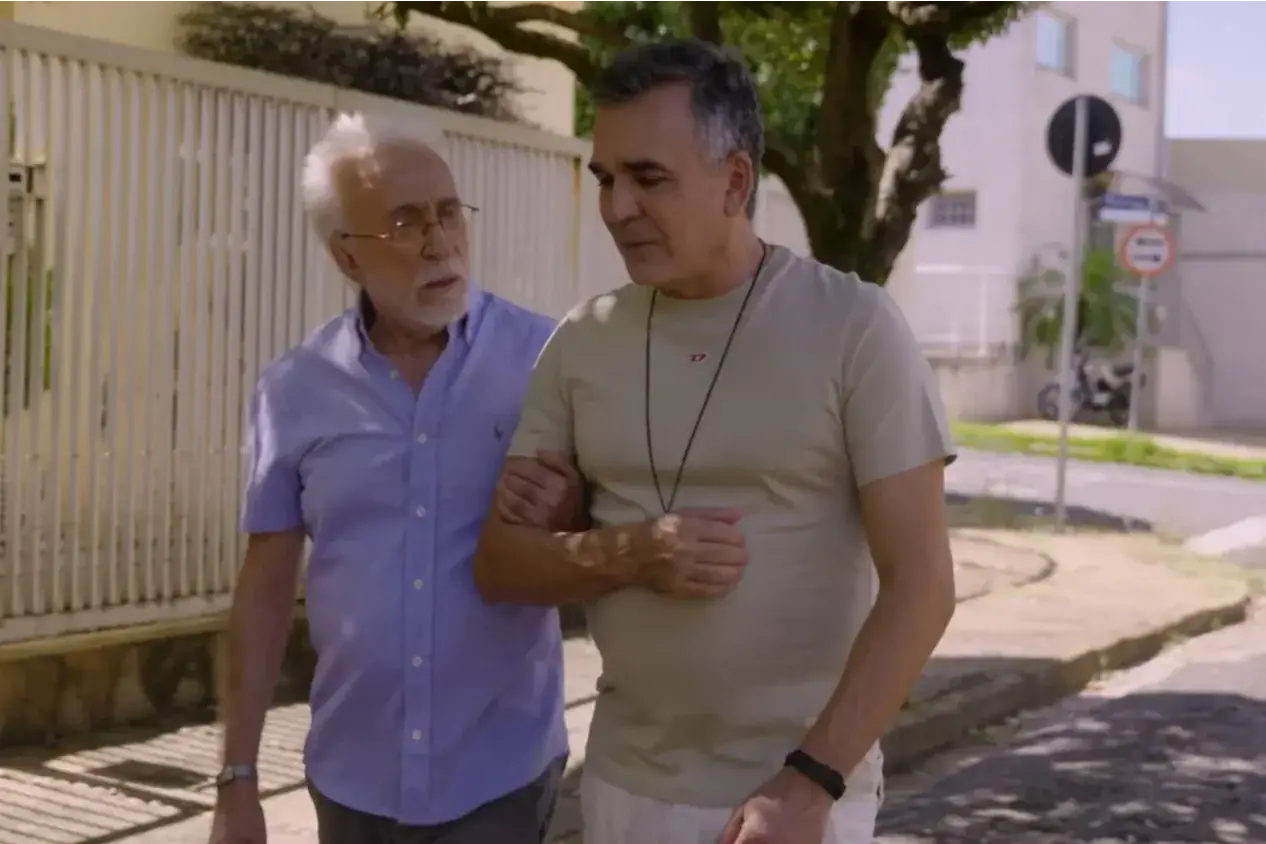 Moacyr Franco e Emmilio Moreira durante cena de “Meu Superman” (Reprodução)
