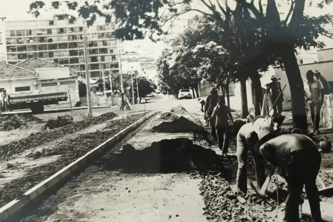 Praça Carmen de Oliveira Santos - Vila Santa Cruz - Construção - 1973 (Jaime Colagiovanni)