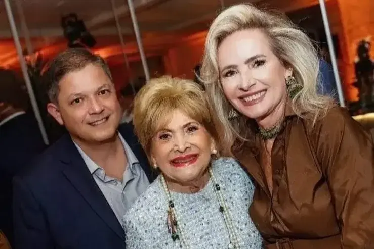 Clotilde Garcia da Costa, com os filhos, Rogério e Lígia Maura, estão na Coluna Social de hoje