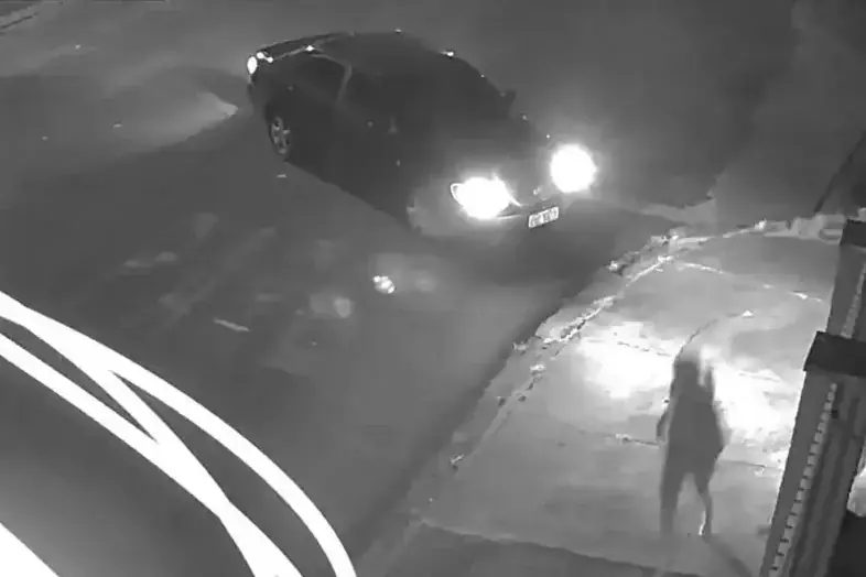 Câmera mostra o momento em que Franciele da Costa foi surpreendida por criminosos em um Corolla preto (Reprodução)