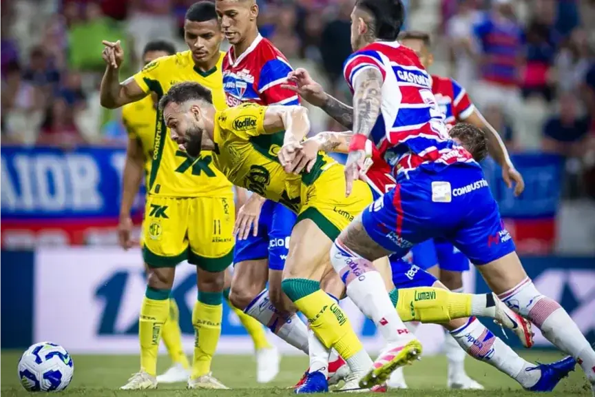 Edson Carioca supera a marcação do Fortaleza para abrir o placar (Divulgação/Iago Ferreira)