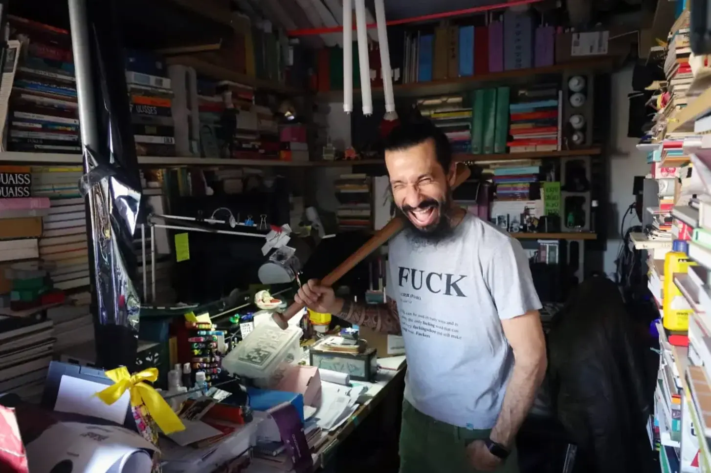 Artista visual juny kp! assina a curadoria da mostra "Pelas ruas, eu ando", que reúne 24 grafiteiros na casa de criar (Ricardo Boni/Divulgação)