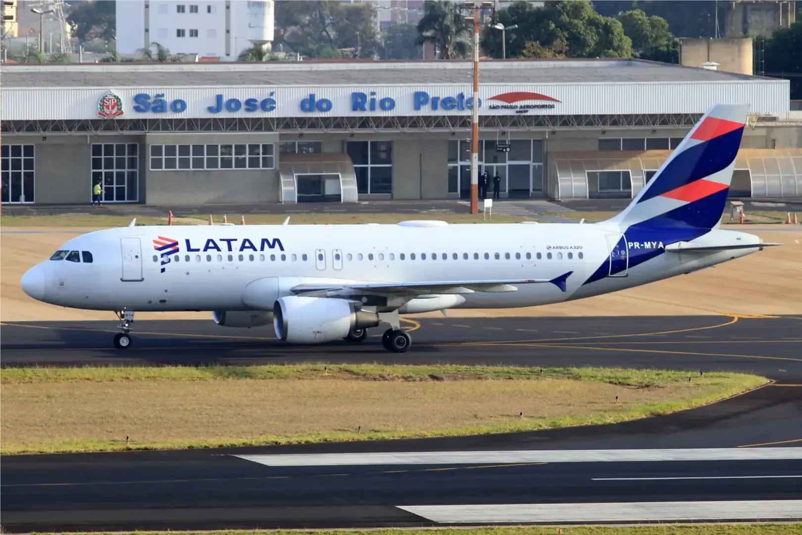 Voo da Latam alterna e retorna a Guarulhos por mau tempo em Rio Preto
