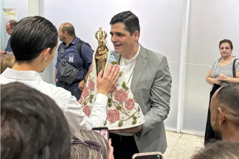 Padre João Paulo Macedo com a imagem peregrina de Nossa Senhora de Nazaré, vinda de Belém (PA), no aeroporto de Rio Preto (Comunidade Mar a Dentro/Divulgação)