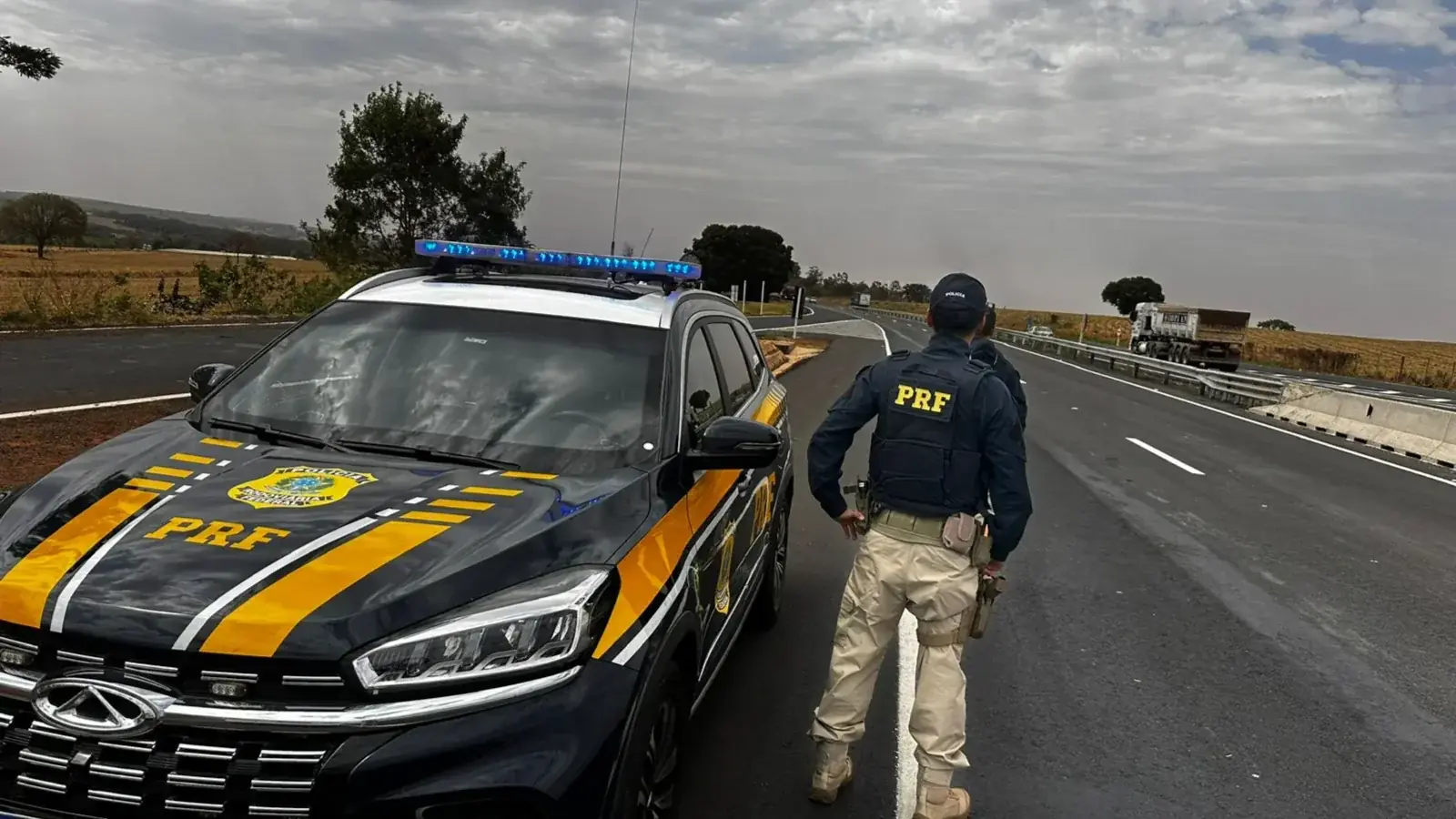 A vítima foi socorrida e encaminhada ao HB de Rio Preto; a PRF esteve no local (PRF)