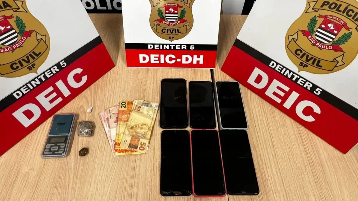Drogas, dinheiro e seis aparelhos celulares apreendidos (Divulgação/Deic)