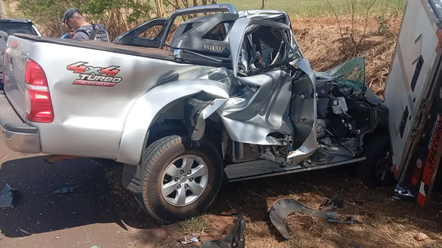 O veículo Toyota Hilux invadiu o acostamento da rodovia atropelando uma pessoa e colidindo com os veículos que estavam parados (Gazeta do Interior)