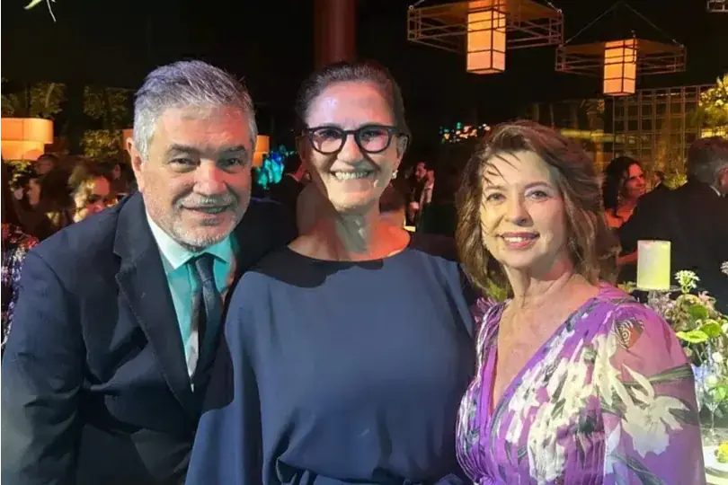 Leopoldinho Gotardi com Elvira Faria e Fátima Verdi, em festa chique (Arnaldo Mussi)
