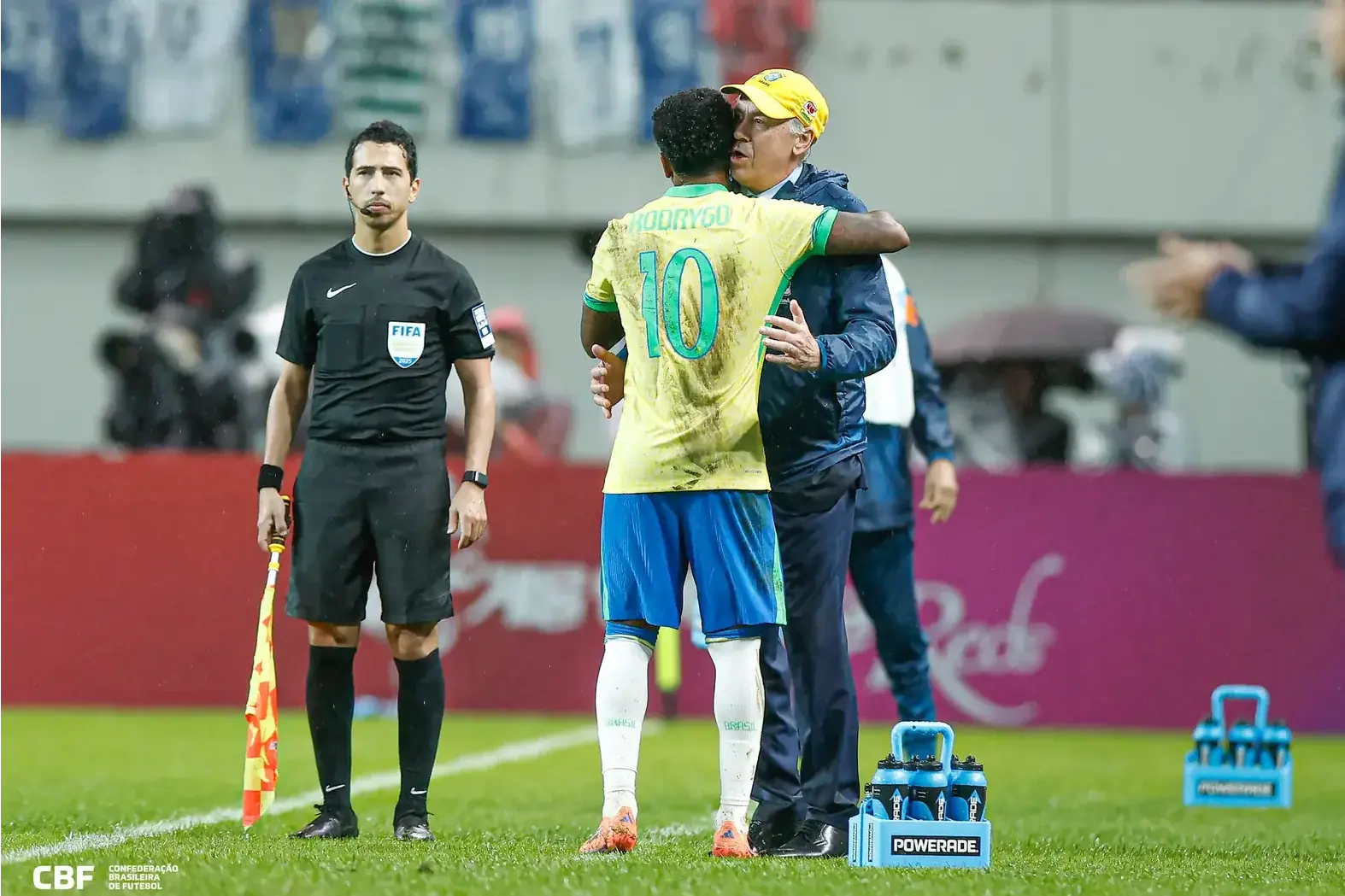 Rodrygo abraça Ancelotti durante o duelo contra a Coreia do Sul (Divulgação/Rafael Ribeiro/CBF)