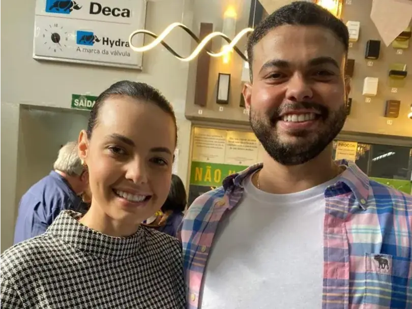 Os irmãos Andreise e André Martins Paro, enquanto recebiam parceiros na festa julina que promoveram (Arnaldo Mussi)