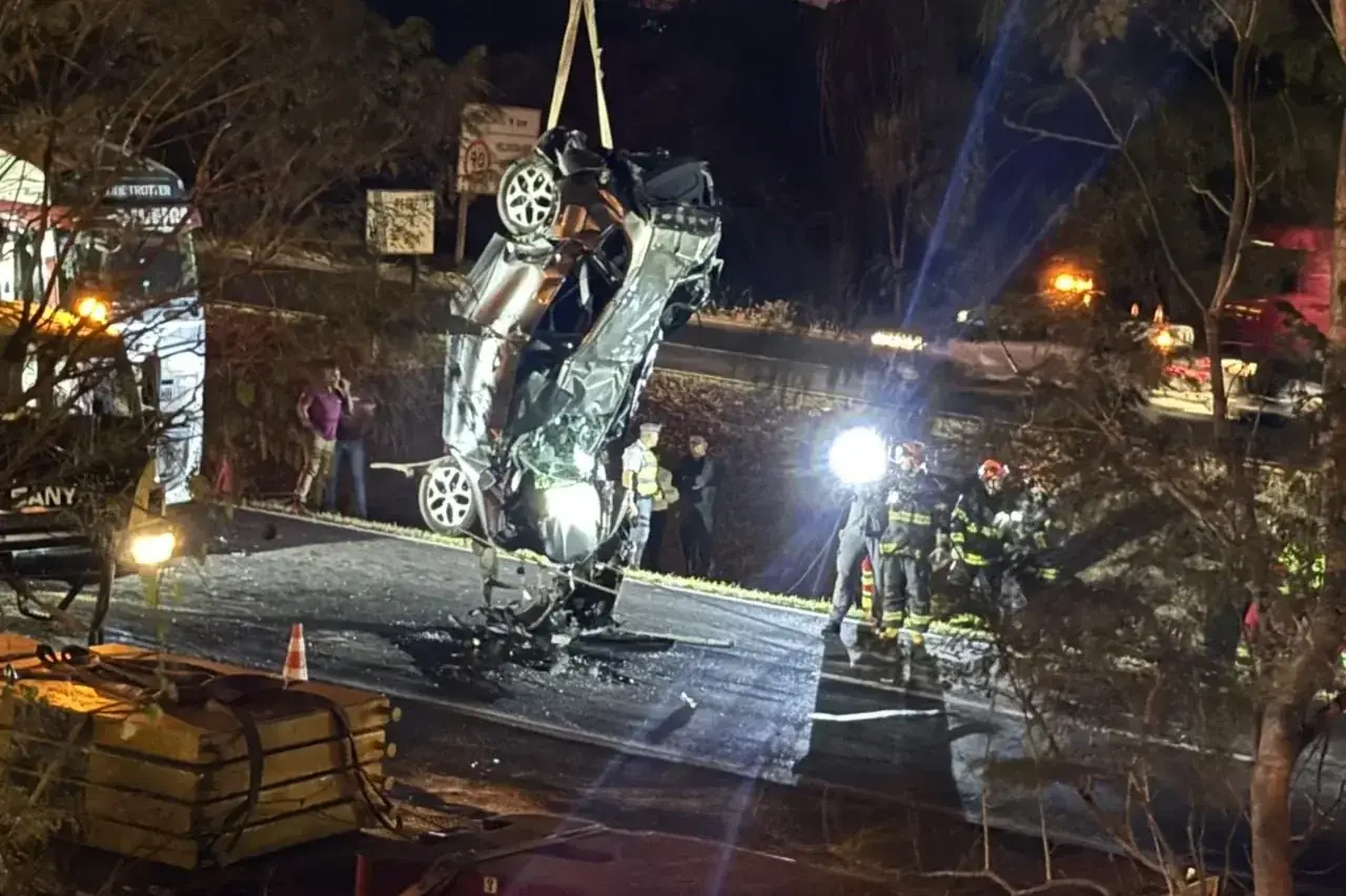 Guindaste iça Renault Captur totalmente destruído (Marco Antônio dos Santos)