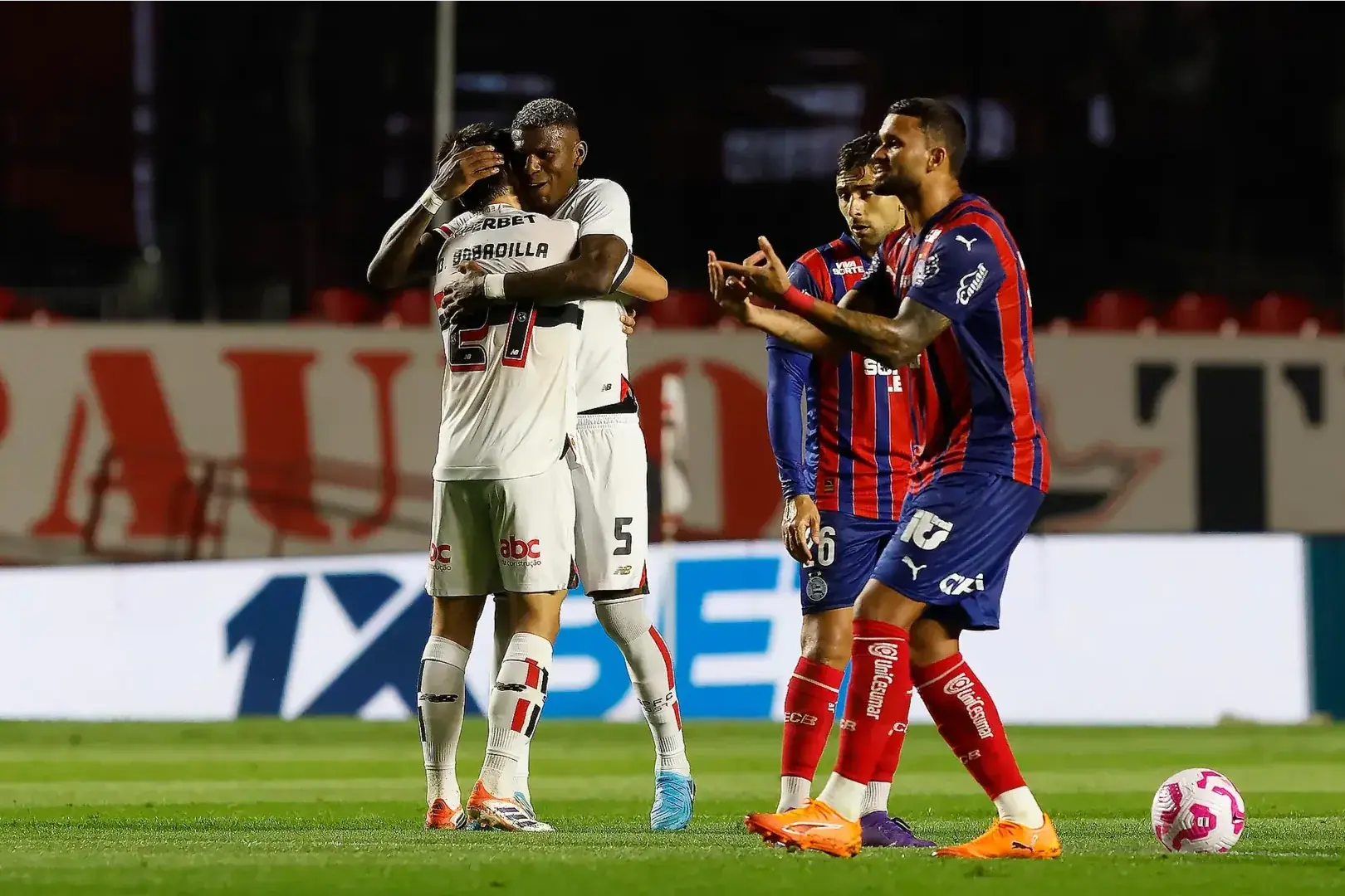 São Paulo vence Bahia e empurra crise para longe