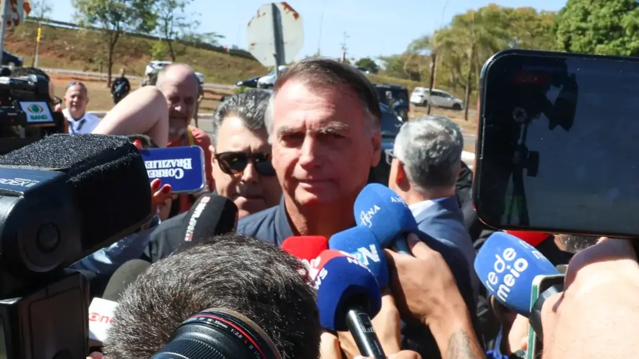 Bolsonaro nega articulação de filho sobre tarifas e diz que crise não existiria sob seu governo