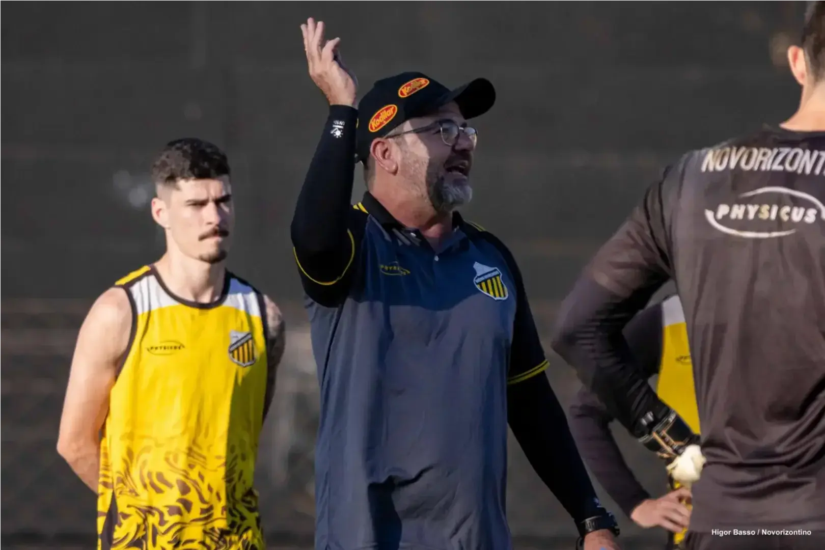 Técnico Enderson Moreira orienta os jogadores durante treinamento (Divulgação/Higor Basso/Novorizontino)