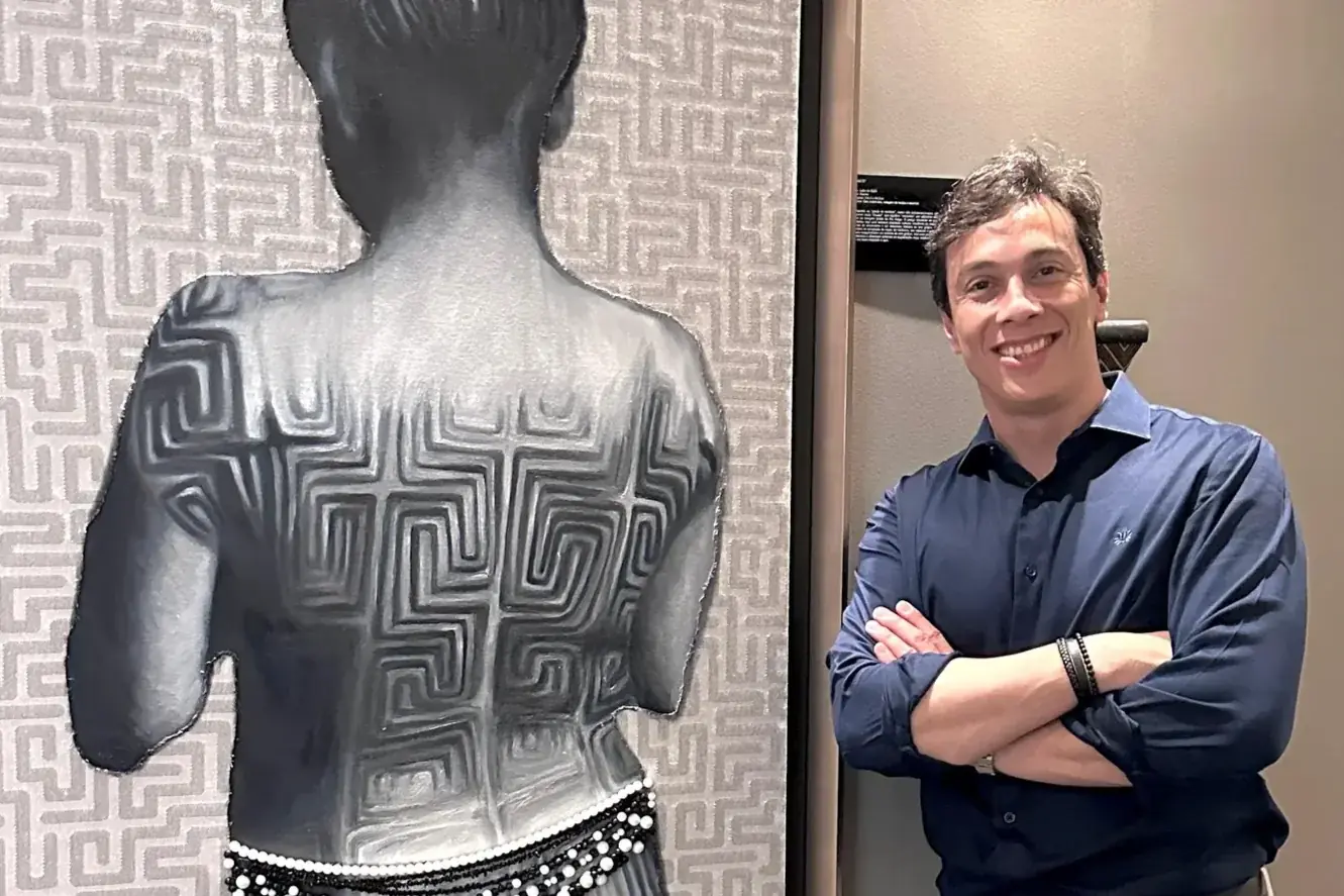 Dr. Rodrigo Motta posa ao lado de uma de suas obras (Arquivo pessoal)