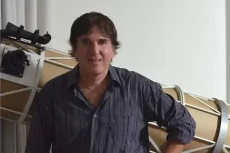 Nelson Falsarella, um dos voluntários que estão ajudando a recuperar telescópios como o da foto ao lado (Divulgação)