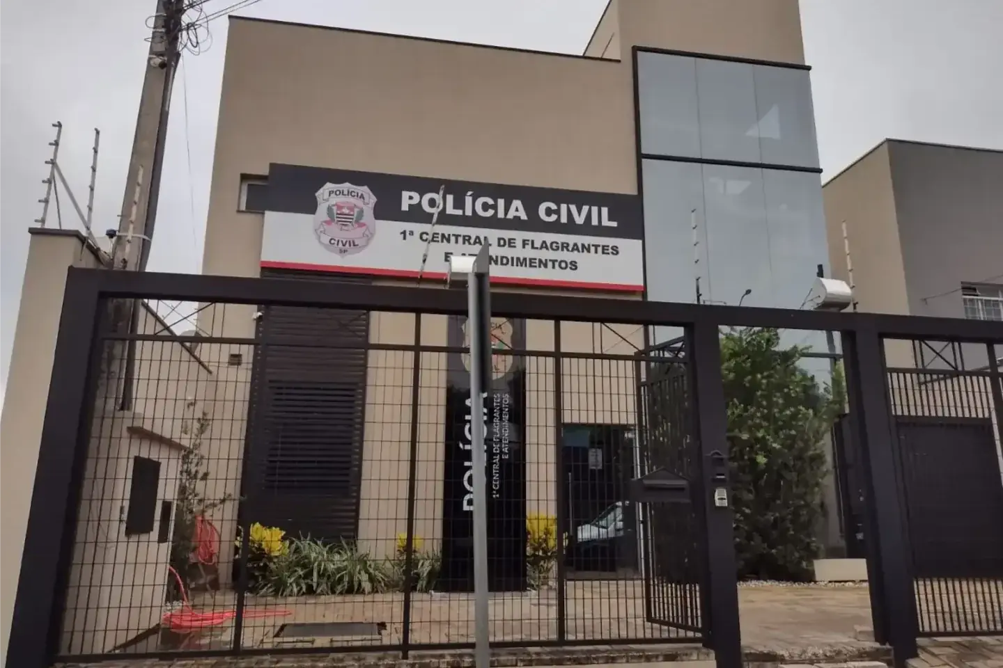 Jovem denuncia agressões e ofensas discriminatórias por funcionário de bar em Rio Preto