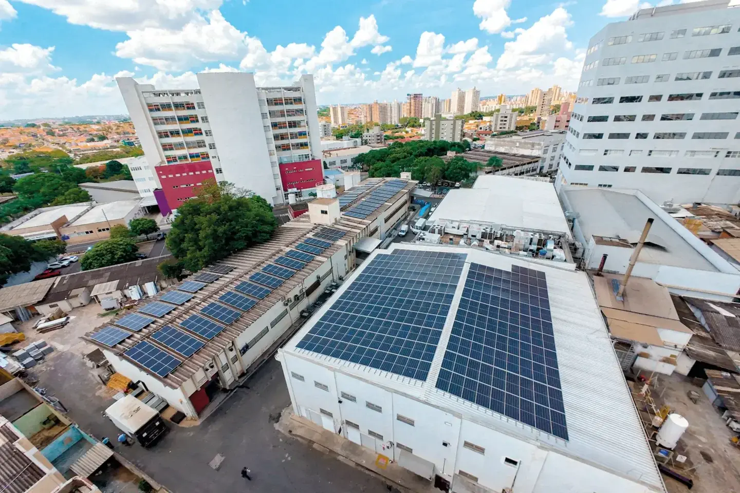 Painéis solares instalados no topo de prédios no complexo do Hospital de Base de Rio Preto (Divulgação/Funfarme)