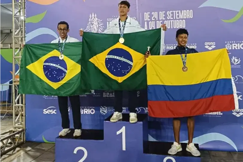 Felipe Catuta, nadador do SESI Rio Preto, conquista medalha de ouro no Campeonato Sul-Americano Juvenil de Natação (Divulgação)