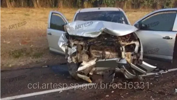 O condutor do Volkswagen Saveiro não resistiu e morreu no local (Divulgação/Artesp)