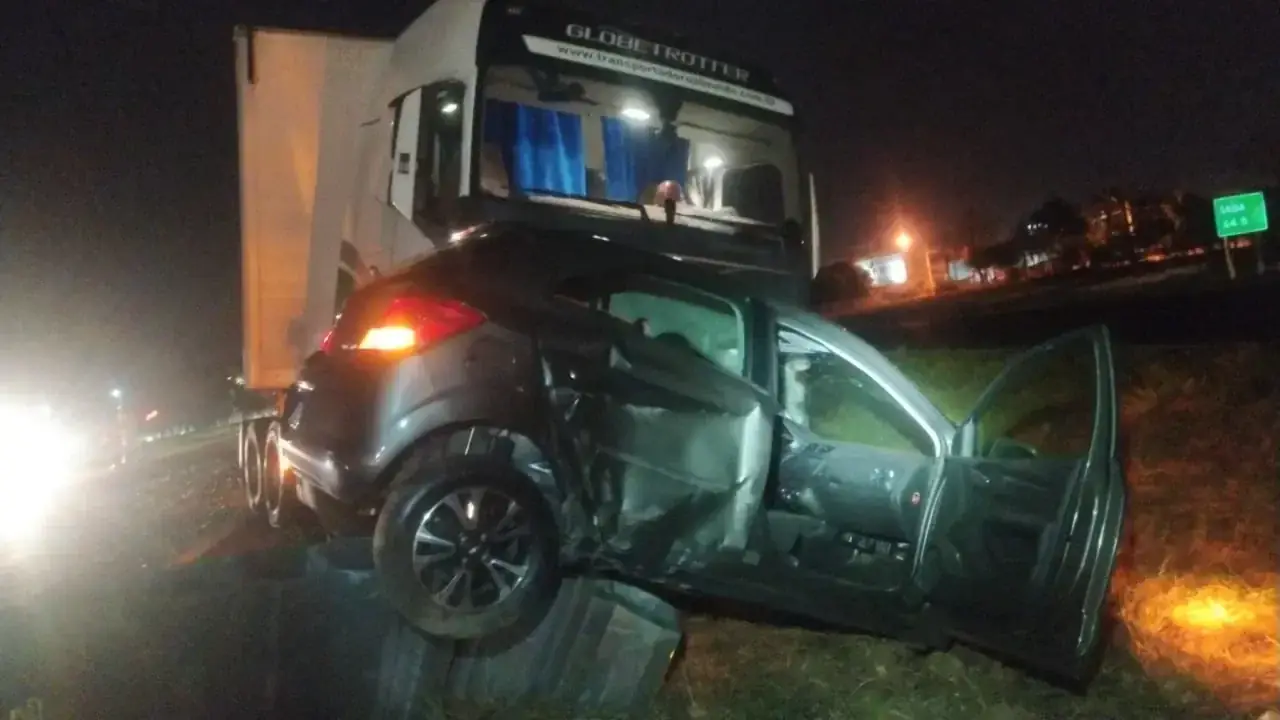 O carro ficou destruído (Divulgação/PRF)