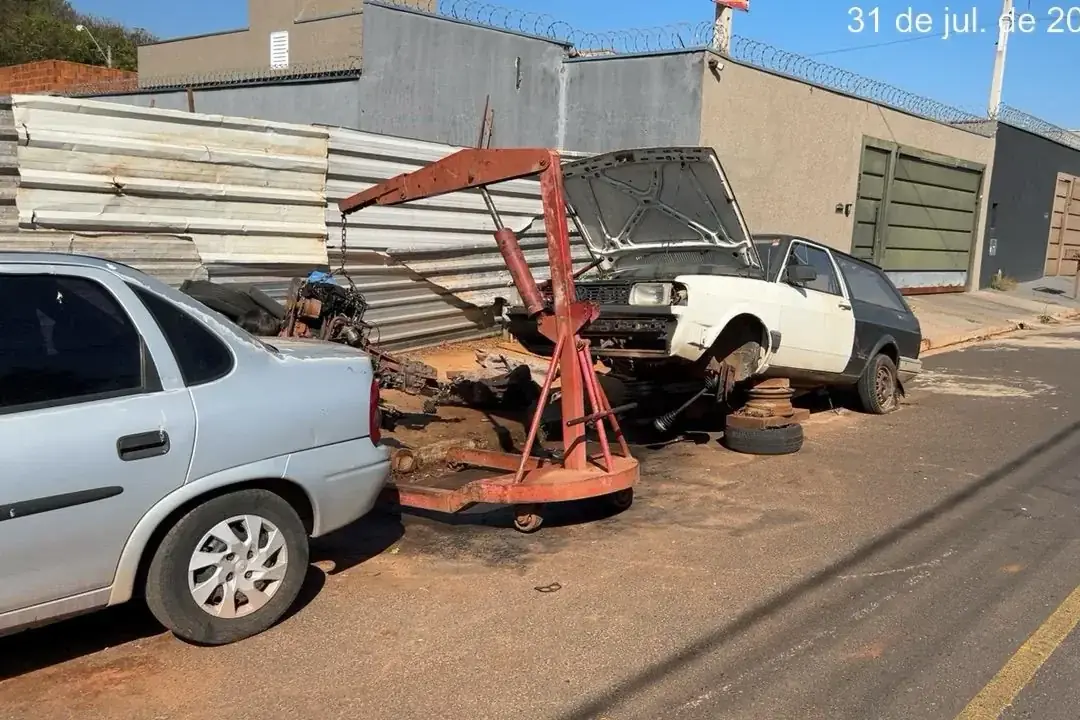 Oficinas mecânicas transformam a via pública em extensão do estabelecimento (Secretaria de Trânsito de Rio Preto)