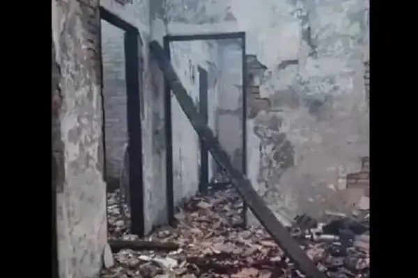 Raio atinge casa em Magda e imóvel é destruído pelo fogo