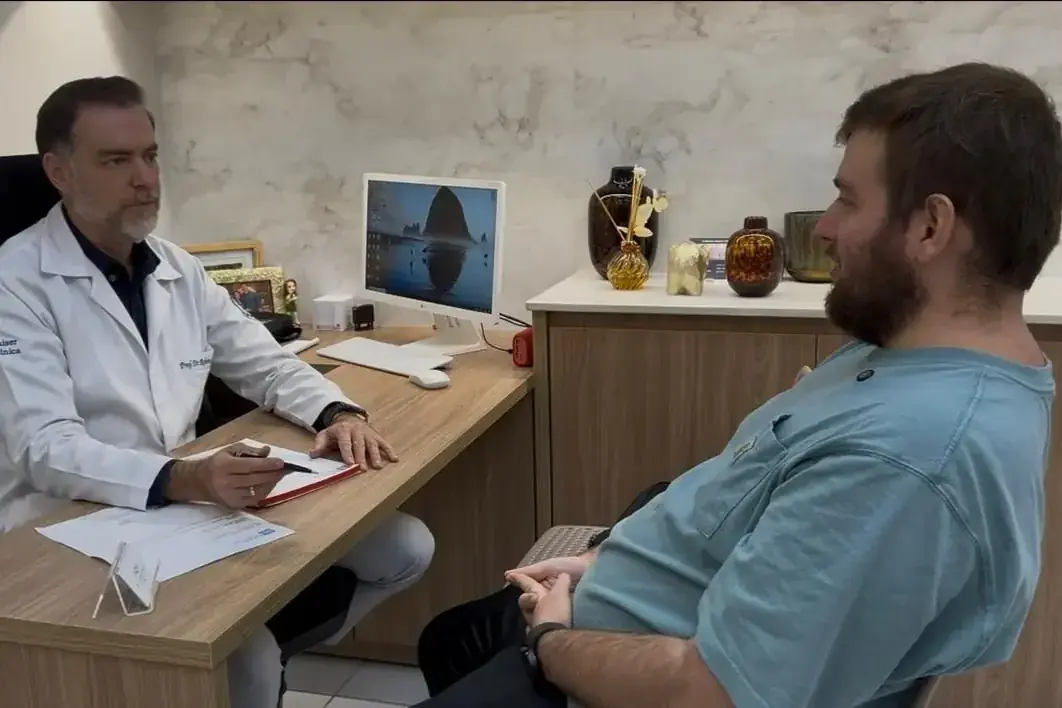 Daniel Evan Overstreet em consulta com o médico proctologista Roberto Luiz Kaiser Junior (Divulgação)