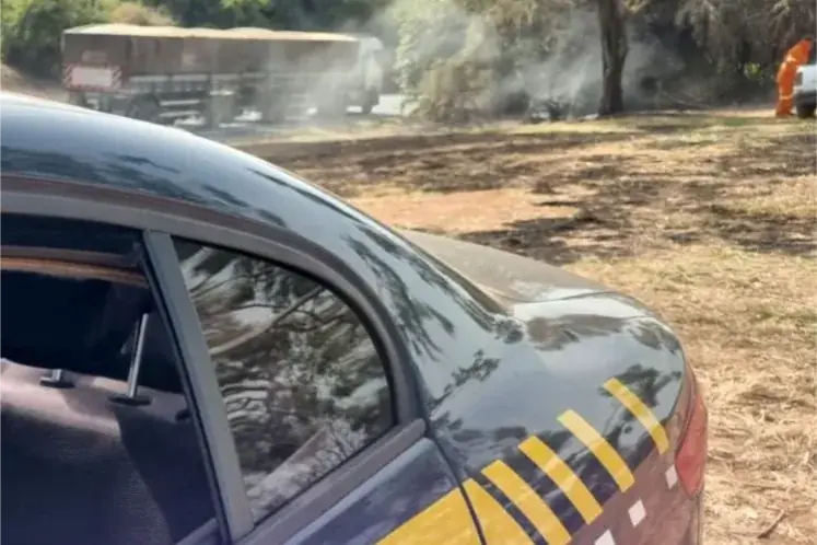 Viatura da PRF às margens da BR-153 em Rio Preto (Divulgação/PRF)