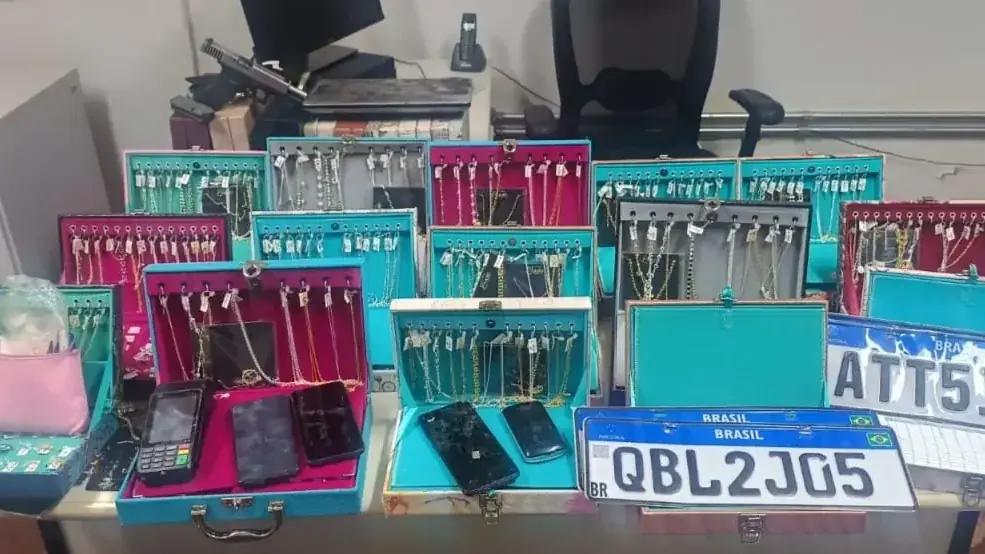 A operação recuperou jóias avaliadas em mais de R$ 100 mil e quatro veículos roubados, todos restituídos às vítimas. (Divulgação/Polícia Civil)