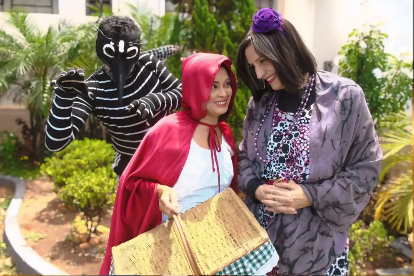 Peça infantil usa história de Chapeuzinho Vermelho para conscientizar sobre a dengue