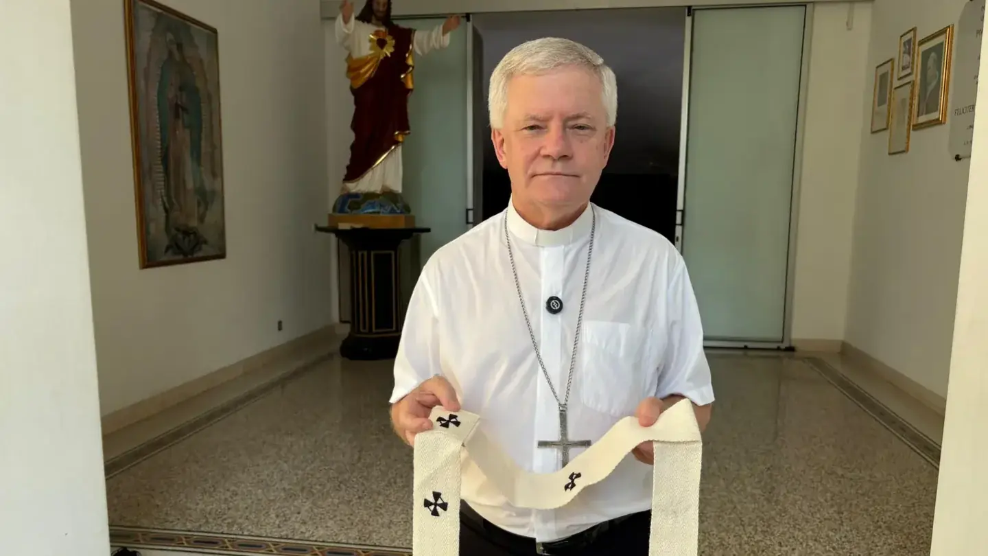 Dom Antonio Emidio Vilar com o pálio que recebeu do papa Leão 14 (André Botelho/Arquidiocese de Rio Preto)