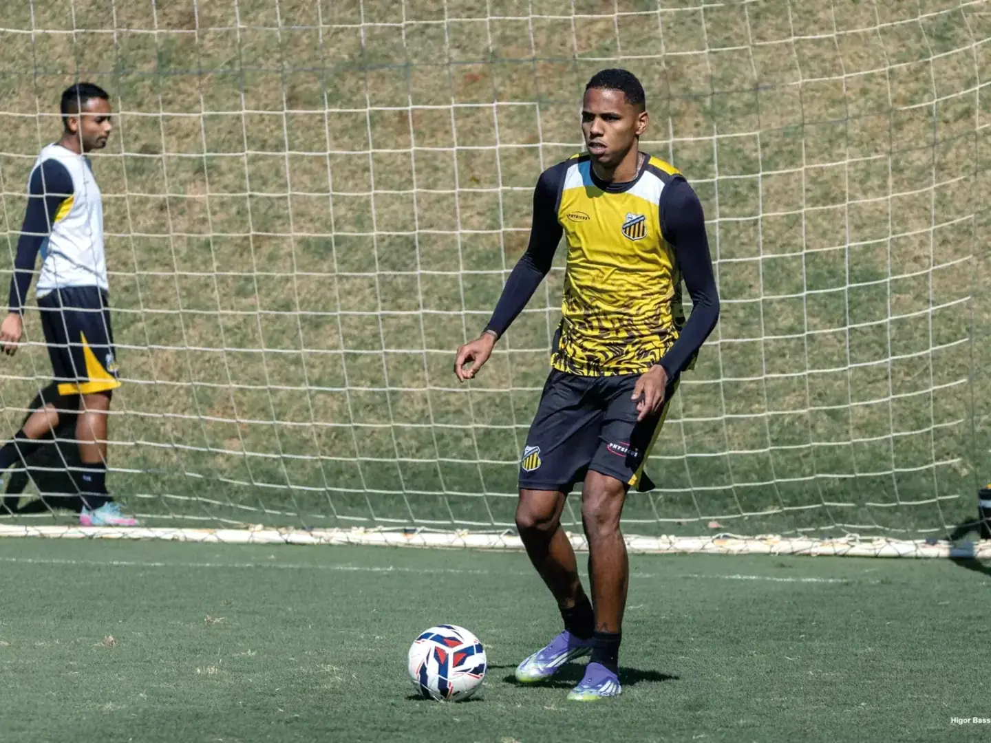 Zagueiro João Vitor Dantas, 21 anos, é da base do Tigre e titular da equipe (Divulgação/Higor Basso/Novorizontino)